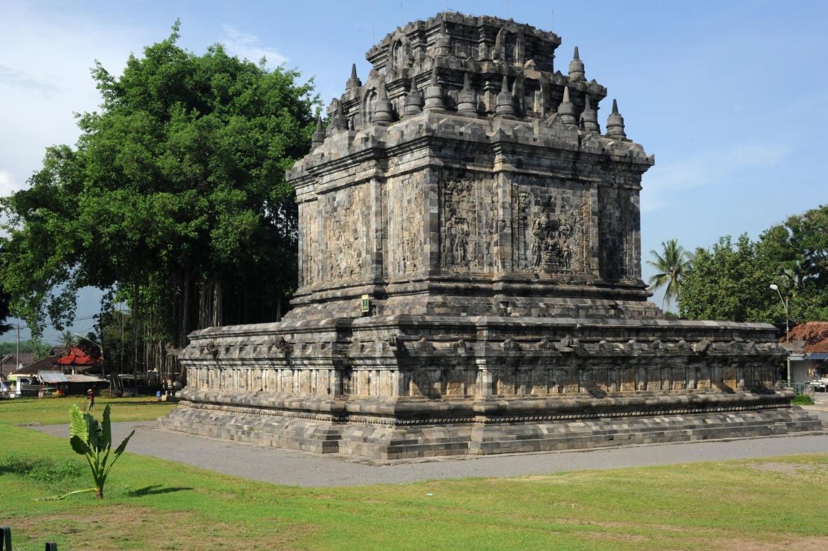 Mendut Temple (Candi Mendut)