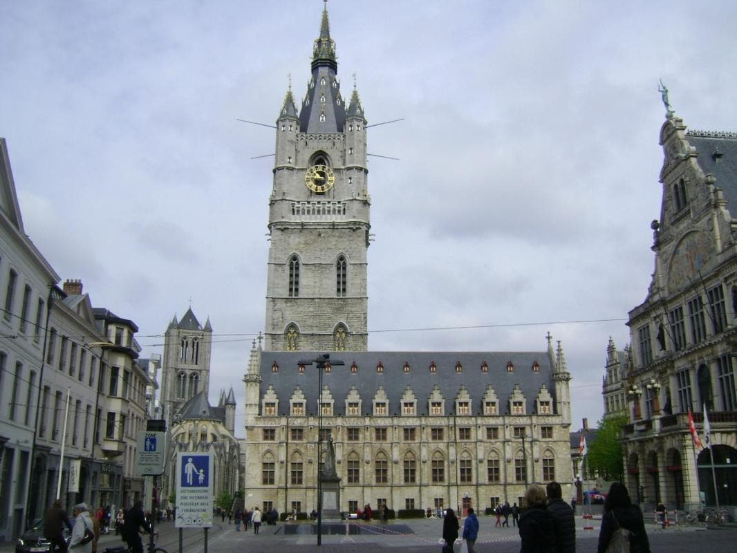 Belfried und Lakenhalle (Glockenturm und Tuchhalle)