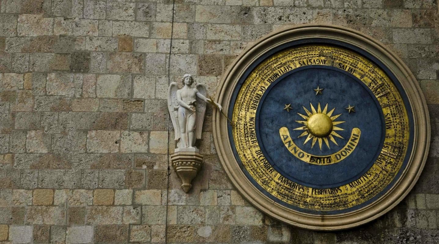 Glockenturm und astronomische Uhr