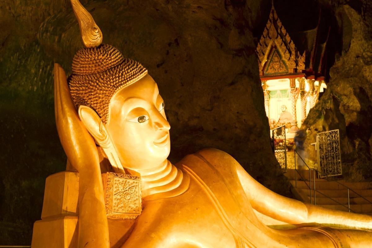 Cave Temple (Wat Suwan Kuha)