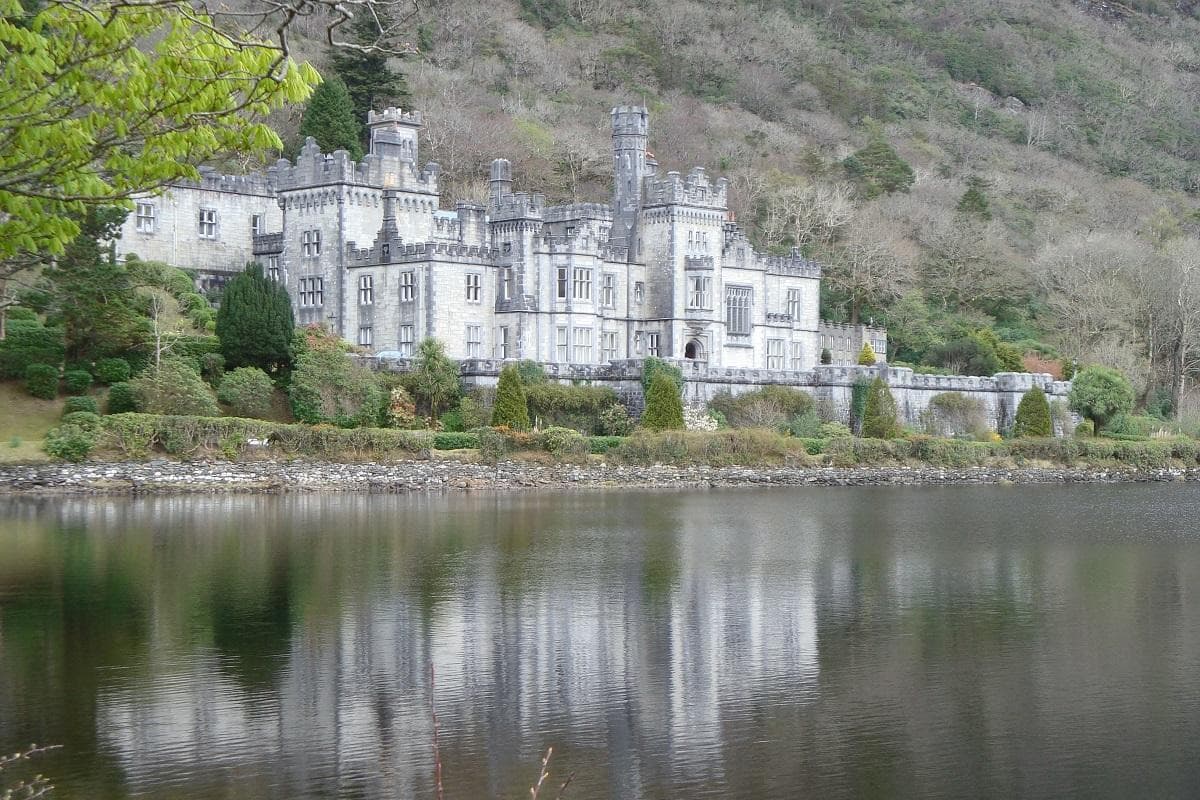 Kylemore Abbey und viktorianischer ummauerter Garten