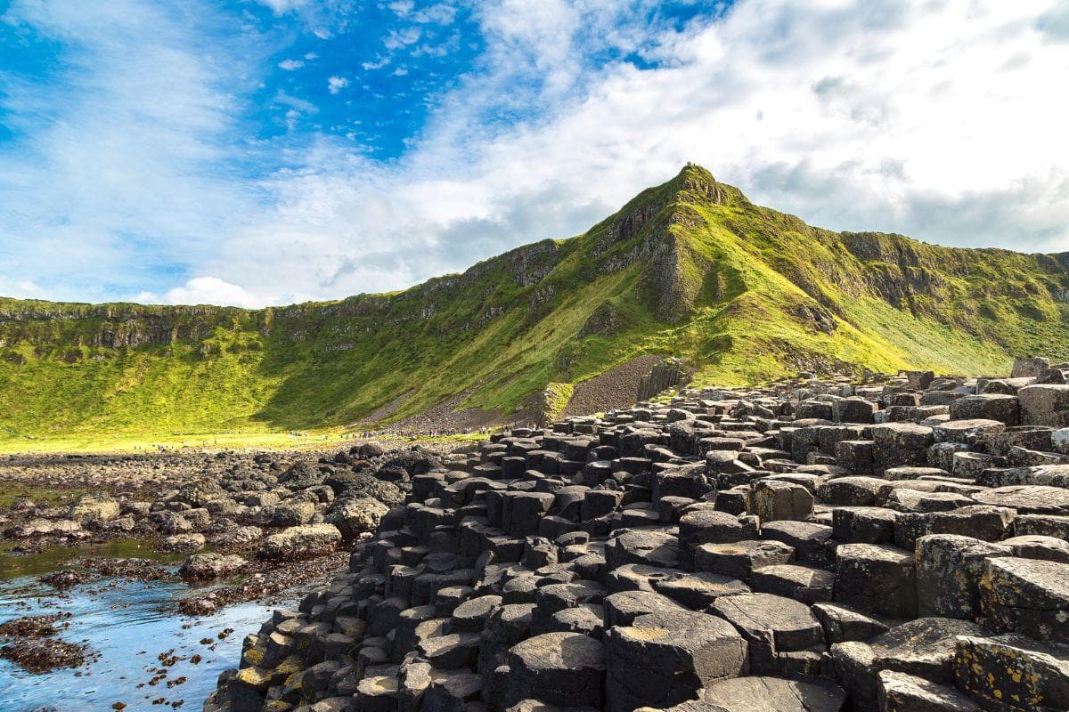 Der Giant's Causeway ist ein spektakulärer Rundgang durch die Natur. Er führt Sie durch die weite Landschaft der Insel, vorbei an beeindruckenden